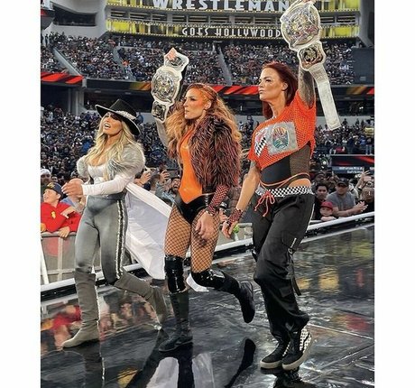 Trish Stratus erwachsene nackten bilder