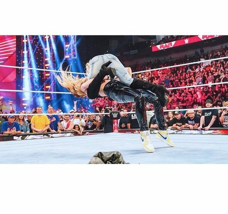 Trish Stratus nacktheit kunst galerien