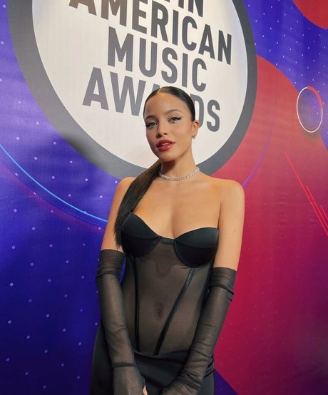 Emilia Mernes erwachsene nackt bild