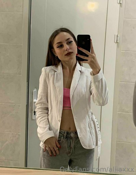 aliiaxxx nackt kunst galerien