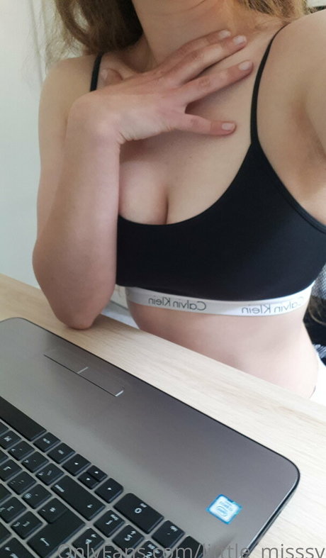 litttle misssy hübsche nacktheit archiv