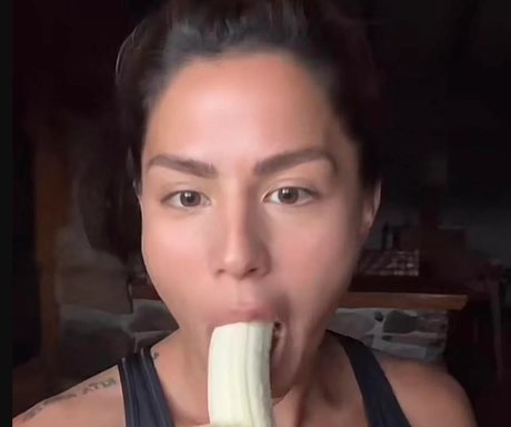 Megan Batoon model sexy archiv