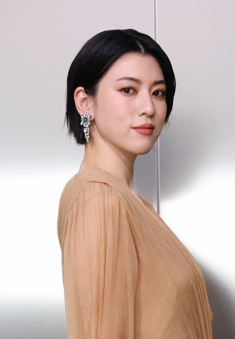 Ayaka Miyoshi nackt nette bild