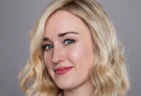 Ashley Johnson perfekte erwachsene foto