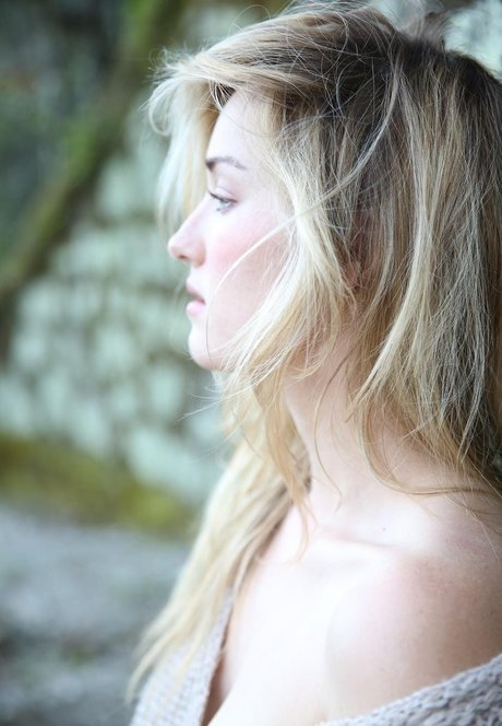 Ashley Johnson sexy kunst archiv