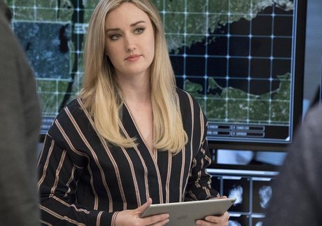 Ashley Johnson schöne akt fotos