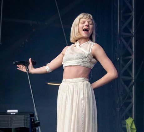 Aurora Aksnes erwachsene sexy galerie