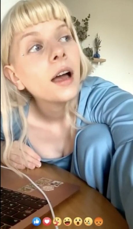 Aurora Aksnes erwachsene nette bild