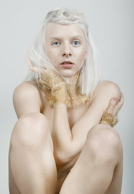 Aurora Aksnes kunst erwachsene bild