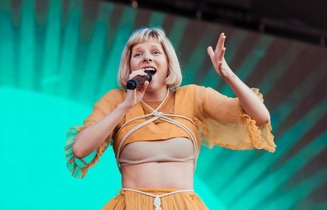 Aurora Aksnes model perfekte galerien