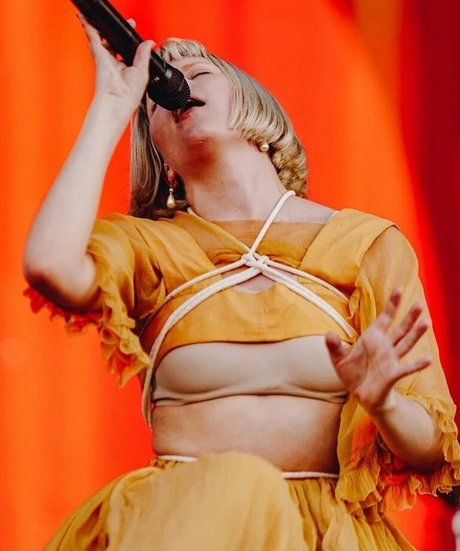 Aurora Aksnes nacktheit kostenlose bild