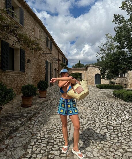 dünne ebenholz-onlyfans schöne perfekte fotos