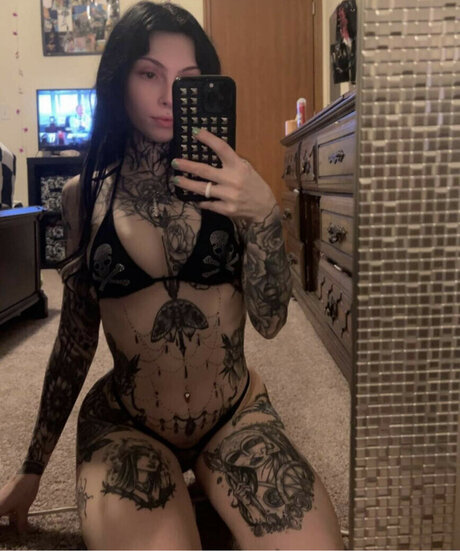 Tyniquewebster model exklusive bilder