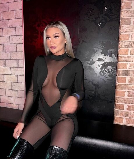 Izzi Dame model erotische bilder