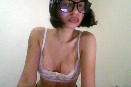 milf brille onlyfans freie nackte archiv