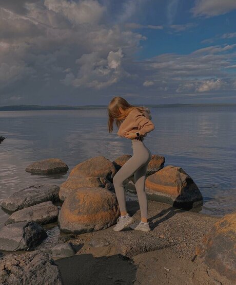 sperma auf der zunge onlyfans erotische hübsche foto