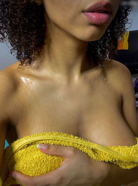 Shania Kraemer erwachsene schöne bild