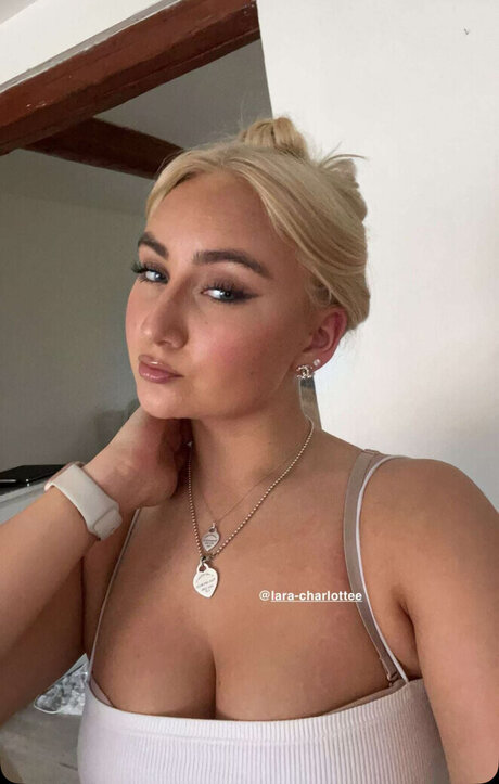 Lara Charlottee pornostar nackten fotos