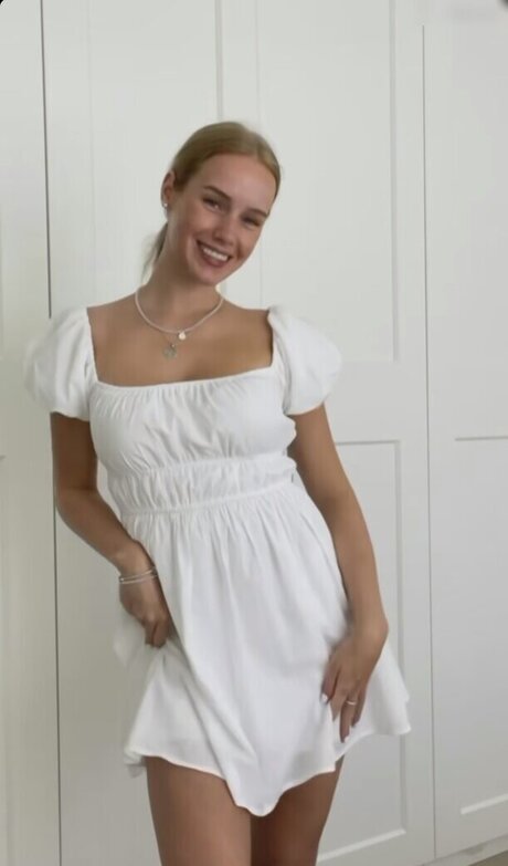 Nadine von relaxASMR model nackte foto