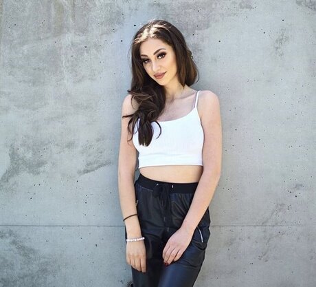 Amira Wirth top galerien