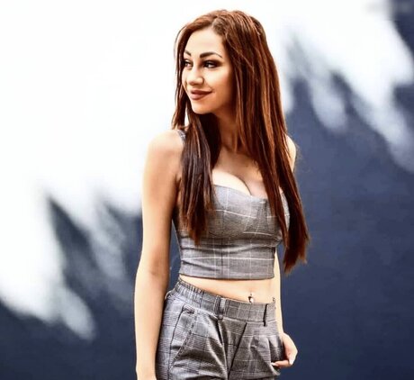 Amira Wirth model schöne galerie