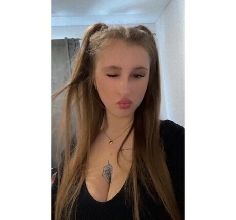 Caroline Casavant freie erotische bilder