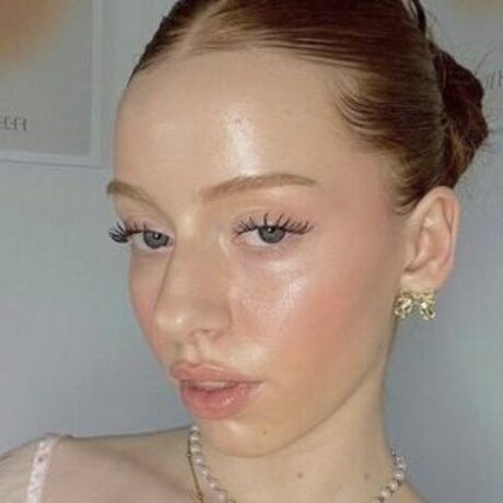 Annika eks erotische kunst galerie