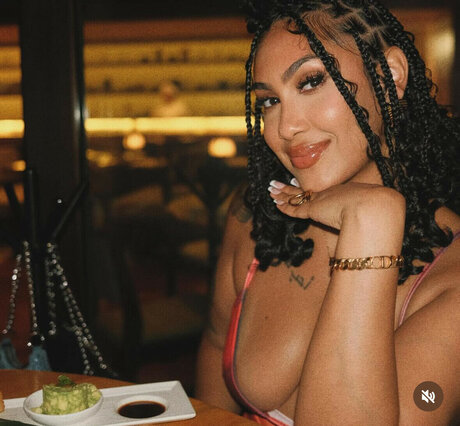 Queen Najia erotische top fotos