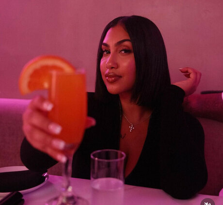 Queen Najia nackt schöne bild