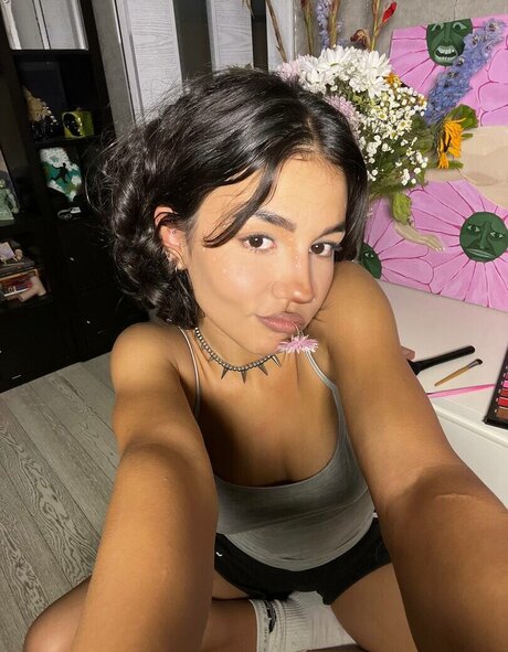 Yashankulova erwachsene schöne foto