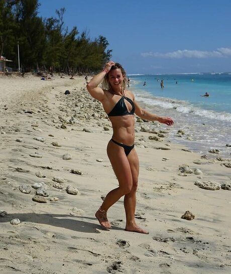 Louise Czurka sexy nackt galerie