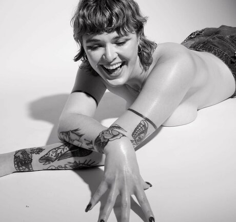 teen mit natürlichen titten nur fans erotische nackt bild