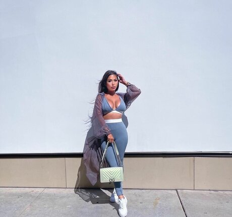 Angel Ngo exklusive schöne galerien