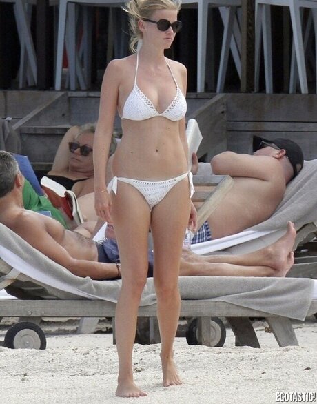 asiatische falsche titten onlyfans kunst akt foto