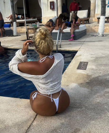 Nilufarsra exklusive nackten galerien