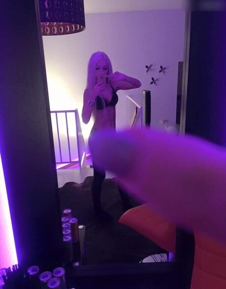 Melanie Hirsch model exklusive bild