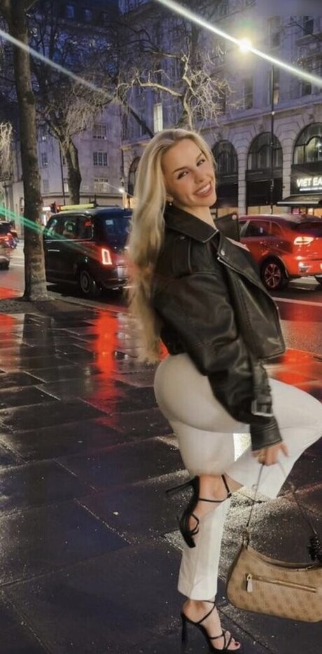 Lucia Leona nackt erwachsene bilder