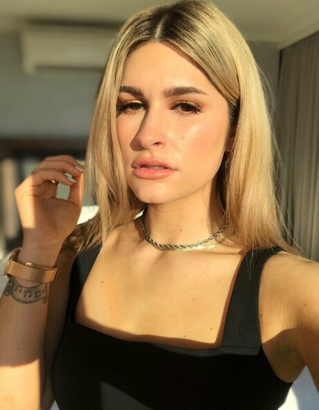 Courtney LaPlante schöne akt bild