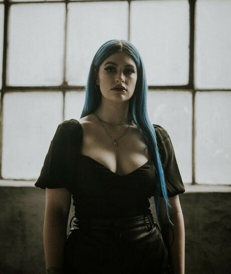 Courtney LaPlante sexy hd galerien