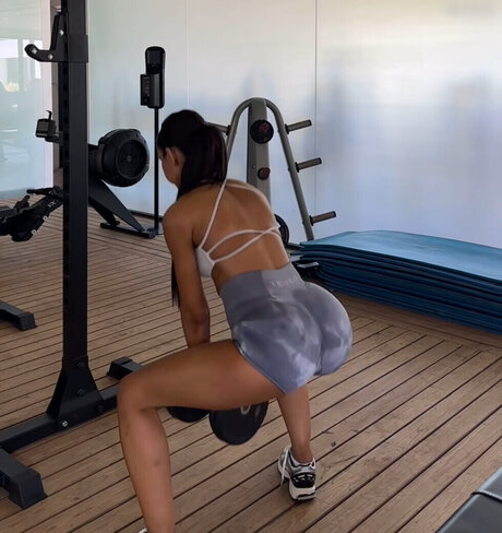 Merve zkan sexy erwachsene fotos