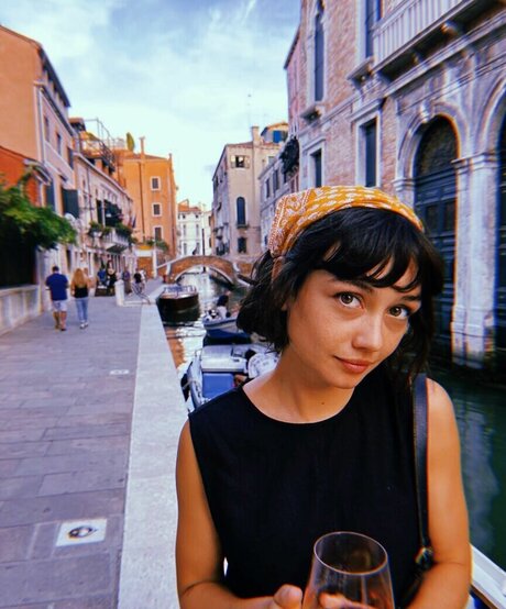 Sydney Chandler model freie bild