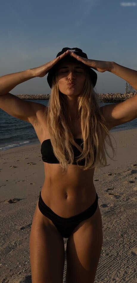 Adrienne Koleszar erwachsene porno bilder