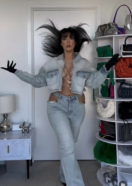 Alara Taneri hd sexy bild