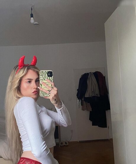 ayyetay model sexy bild