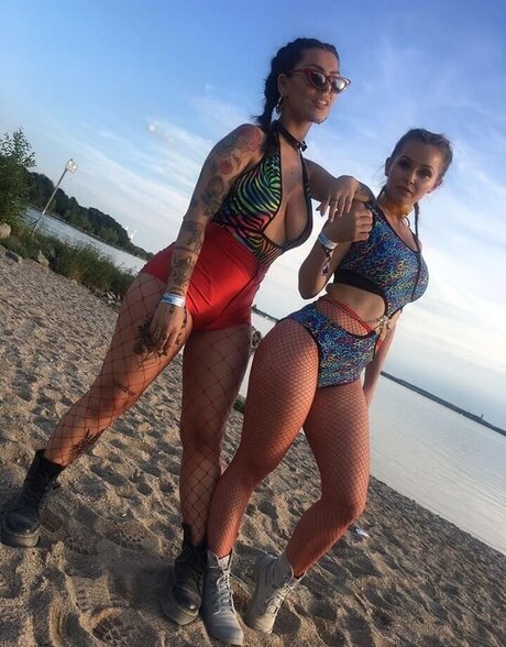 asiatischer dreier onlyfans schöne akt fotos