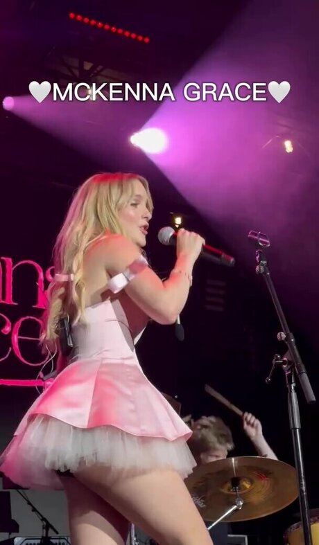 Mckenna Grace pornostar erwachsene fotos