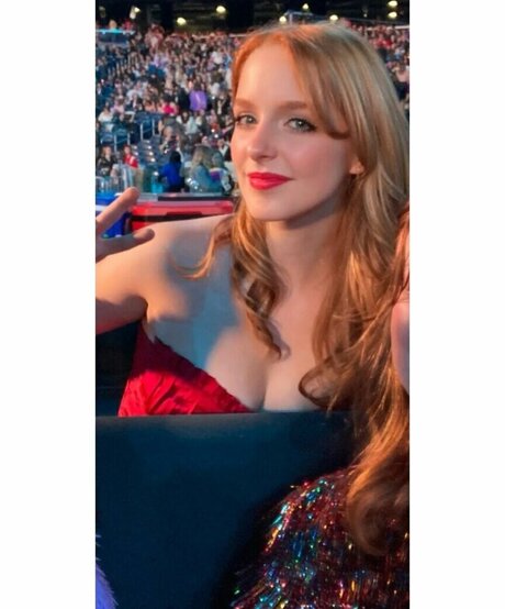 Mckenna Grace schöne nacktheit foto