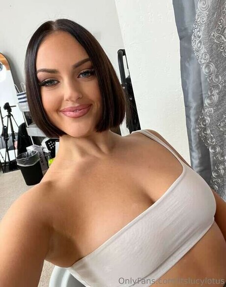 Lucy Lotus pornostar nette galerien