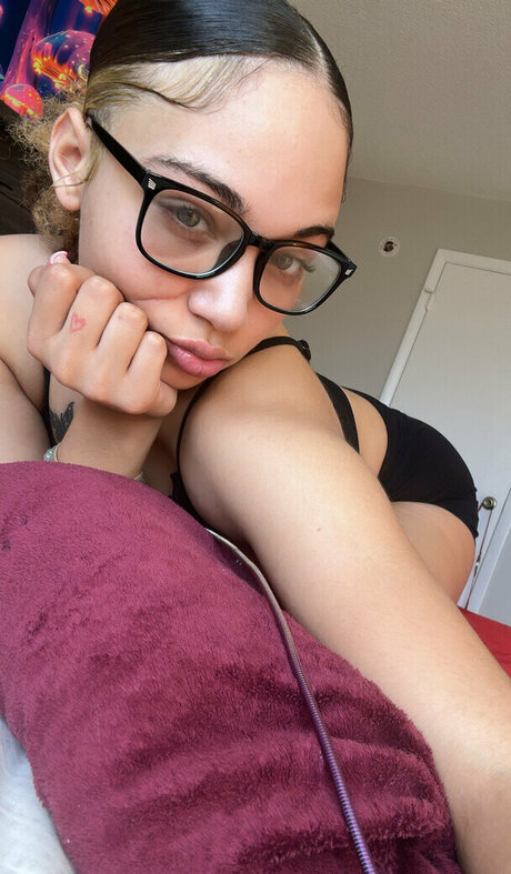 cherryizzyy pornostar nackte bild