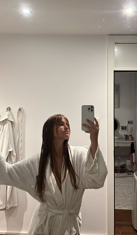 Zoe Kaeppele model kunst archiv